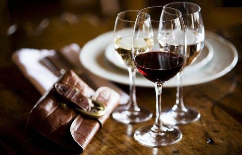 侍酒师在侍酒时为什么总是拿着瓶子站在客户面前