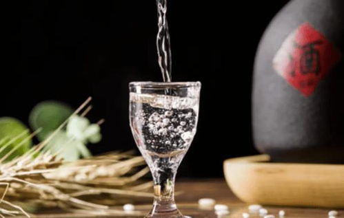 吃晚饭时,坚持喝点白酒的人,身体会怎样 医生告诉您真相