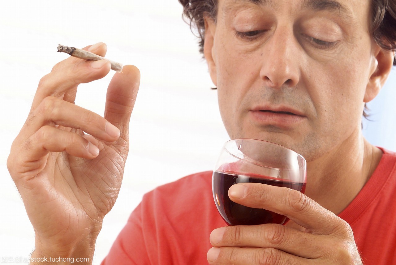 喝酒,玻璃杯,饮酒,喝饮料,喝水,喝,含酒精饮料,红酒杯,food,cold drink,drink,wine,alcohol,man,one,indoor,people,adult,european,medicine,glass,oncology,carcinogen,alcoholism,risk factor,smoker,cigarette,tobacco,bsip,cancer,红葡萄酒,40 to 60 years old,抽烟,肿瘤,食品,酒精,男人,吸烟,40到60岁,酒类,冰饮料,一个,