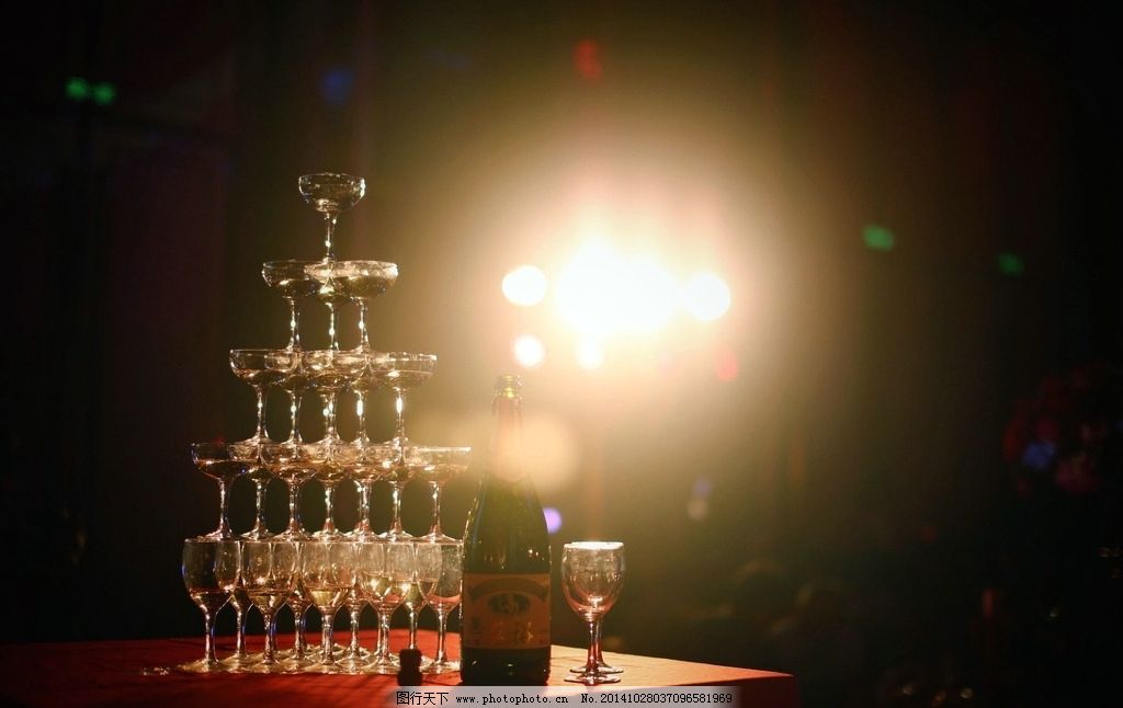 交杯酒与香槟塔图片