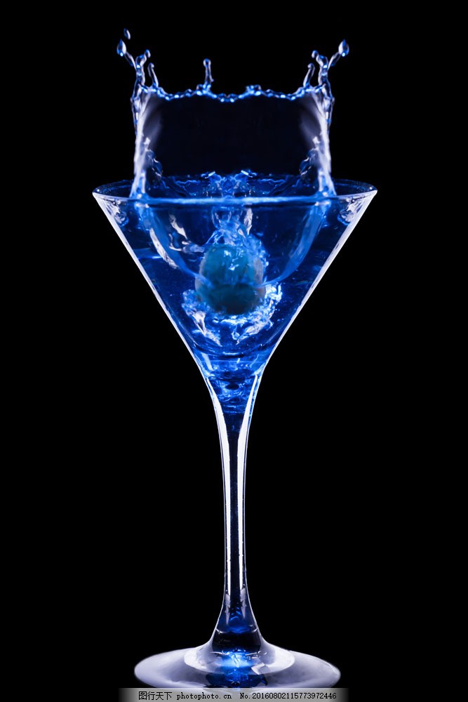 蓝色的鸡尾酒图片