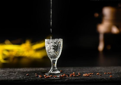 酒桌上倒酒有“礼仪”里头学问大着呢,不懂千万别乱倒,容易吃亏