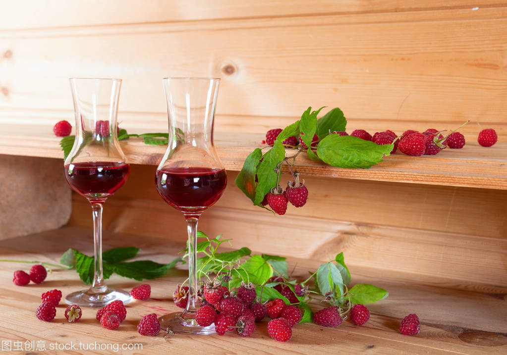 两杯覆盆子酒配成熟浆果