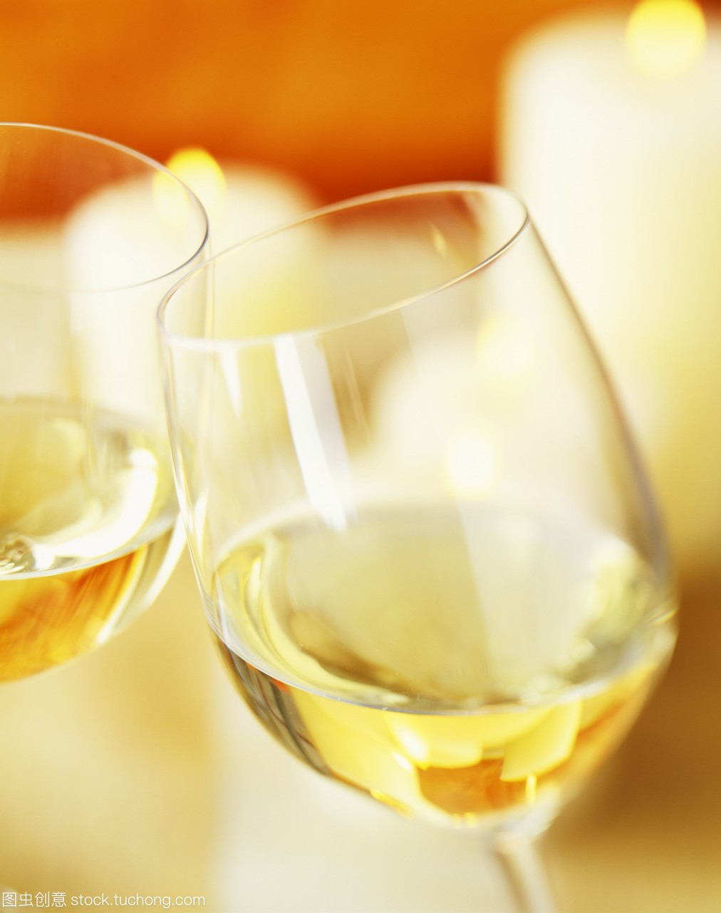 两杯烤白葡萄酒