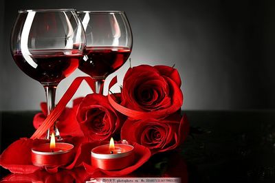 浪漫玫瑰花与高脚杯图片