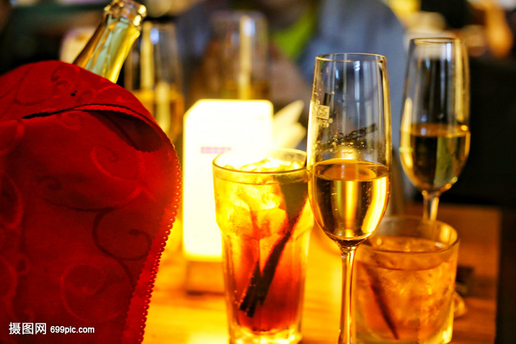 酒吧里的高脚杯和鸡尾酒