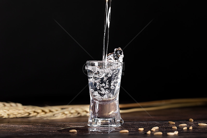 白酒倒酒高清图片下载-正版图片501388012