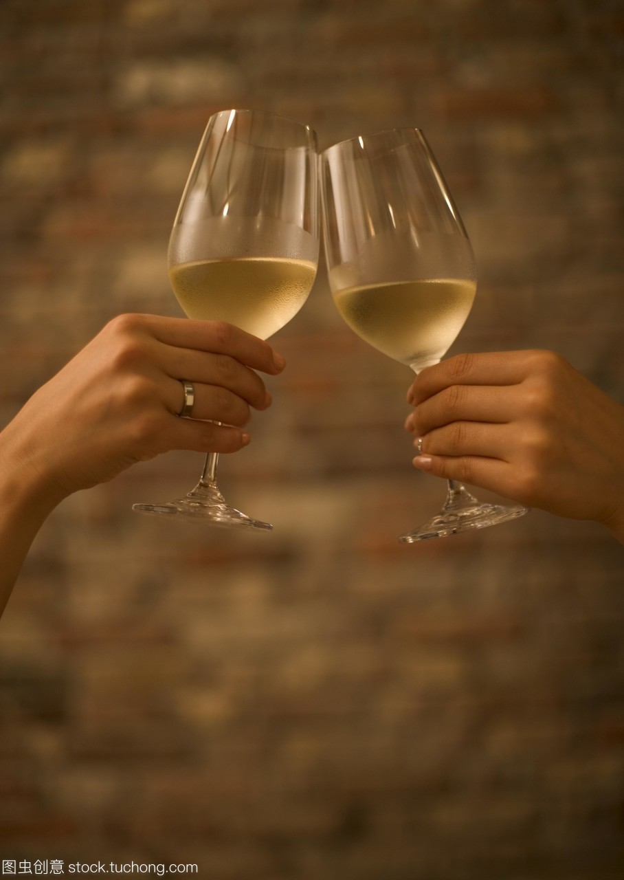 敬酒与白葡萄酒