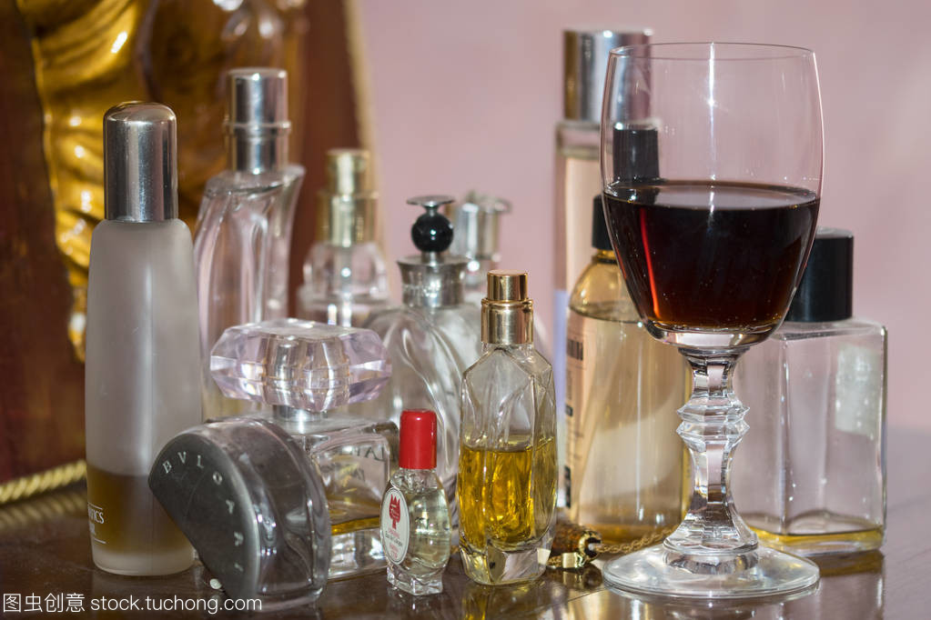 酒杯与红葡萄酒之间的美容产品