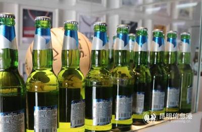 50余名消费者走进百威啤酒生产车间，感受百年文化魅力